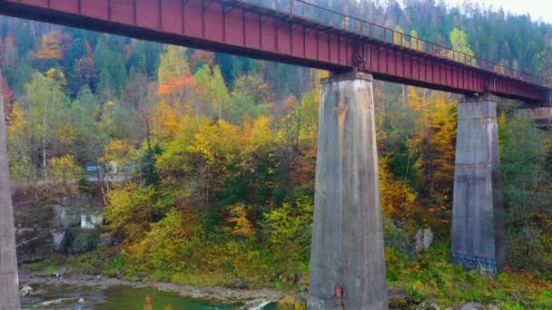 Aerial Drone video sorvolando ponte ferroviario nelle montagne dei Carpazi, Yaremche, Ucraina — Video Stock