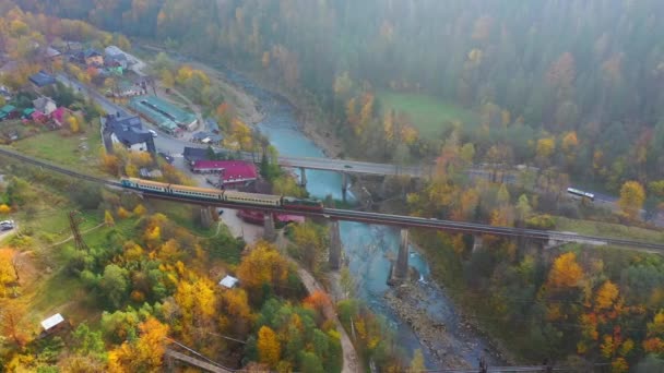 Drone aéreo de vídeo voando sobre a ponte ferroviária nas montanhas dos Cárpatos, Yaremche, Ucrânia — Vídeo de Stock