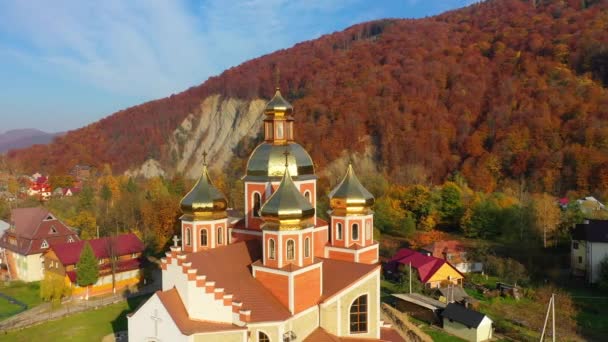 4k Luchtfoto van de orthodoxe kerk met vergulde koepels in de Yaremche in het Karpaten gebergte — Stockvideo