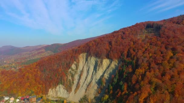 Video aéreo de Drone volando sobre las montañas de los Cárpatos en la ciudad de Yaremche, Ucrania, Europa — Vídeos de Stock