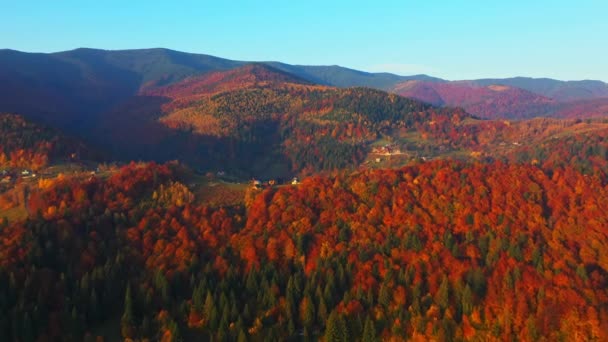 Letecké Drone video létající nad Karpat hory, Ukrajina, Evropa — Stock video