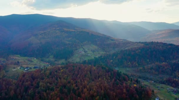 Видео пролета беспилотника над Карпатскими горами, Украина, Европа — стоковое видео