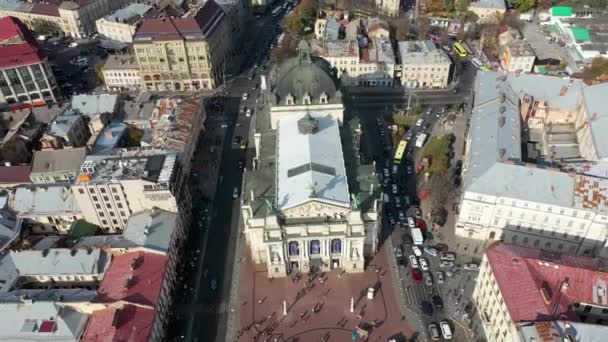 Вид с воздуха на Львовский театр оперы и балета в старом центре Львова. Украина, Европа — стоковое видео