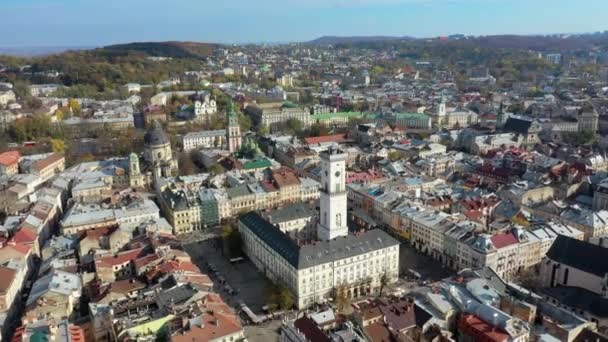 Vídeo aéreo de aviones no tripulados del centro de la ciudad vieja de Lviv - techos y calles, Ayuntamiento Ratusha — Vídeo de stock