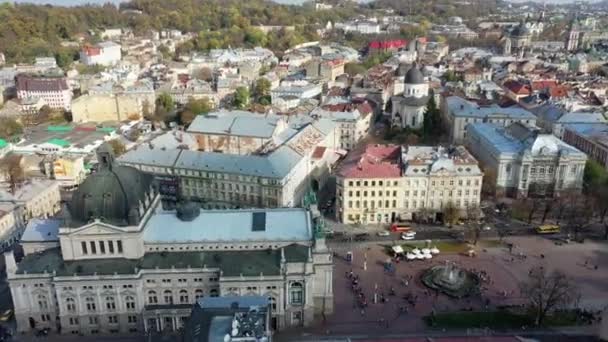 Letecký pohled na Lvovské operní a baletní divadlo ve starém centru města Lvova. Ukrajina, Evropa — Stock video