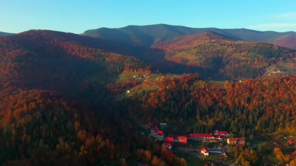 공중 드론 이 우크라이나, 카르 파티아 산맥 상공을 비행하는 모습 — 비디오