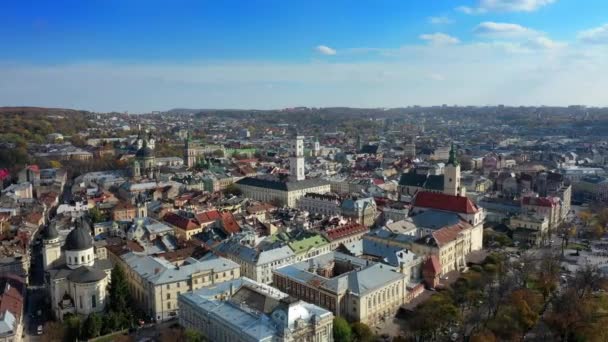 Drohnenvideo der Altstadt von Lwiw - Dächer und Straßen, Rathaus ratusha — Stockvideo