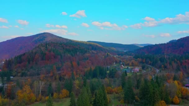 Letecké Drone video létající nad Karpat hory, Ukrajina, Evropa — Stock video