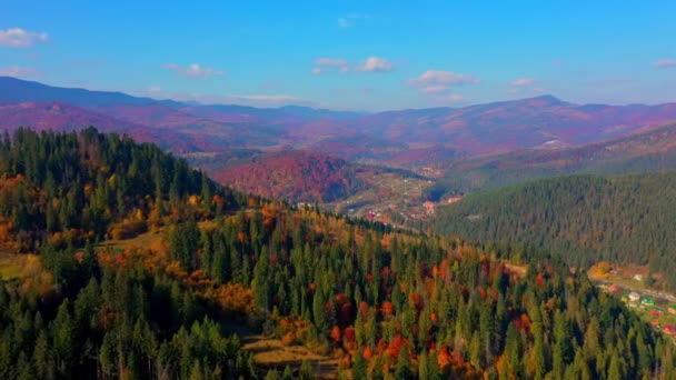 Letecké Drone video létající nad Karpat hory, Ukrajina, Evropa — Stock video