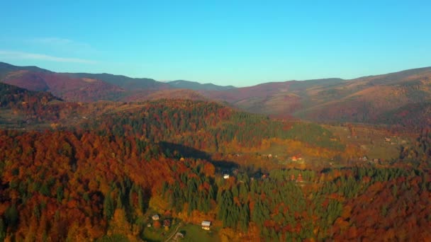 Aerial Drone video sorvolando le montagne dei Carpazi, Ucraina, Europa — Video Stock