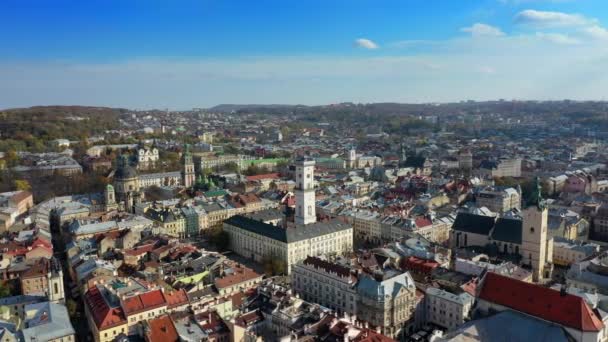 Vídeo aéreo de aviones no tripulados del centro de la ciudad vieja de Lviv - techos y calles, Ayuntamiento Ratusha — Vídeos de Stock