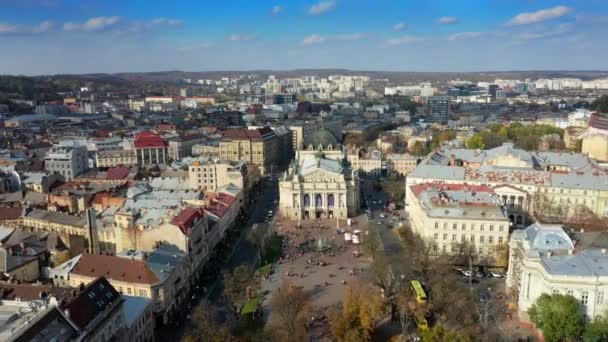 Vista aérea da ópera de Lviv e do teatro balé no centro da cidade velha de Lviv. Ucrânia, Europa — Vídeo de Stock