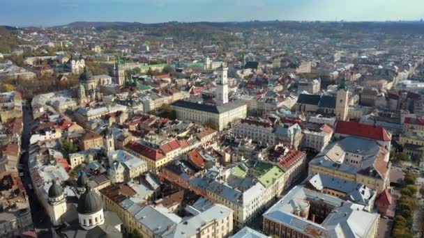 Lviv Eski Şehir Merkezi 'nin hava aracı videosu. Çatılar, sokaklar, belediye binası Ratusha. — Stok video