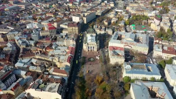 Pemandangan udara opera Lviv dan teater balet di pusat kota tua Lviv. Ukraina, Eropa — Stok Video