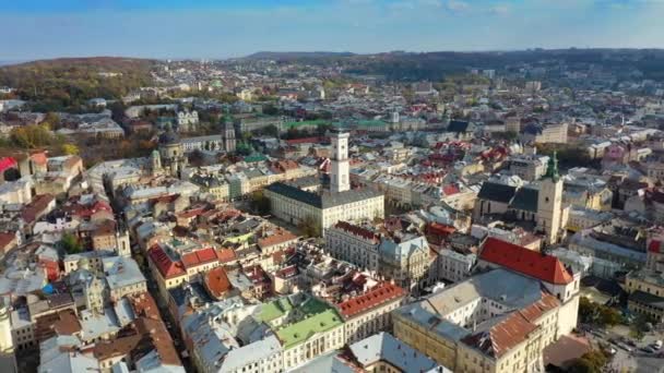 VÃ deo drone aéreo de Lviv Centro da Cidade Velha - telhados e ruas, prefeitura Ratusha — Vídeo de Stock