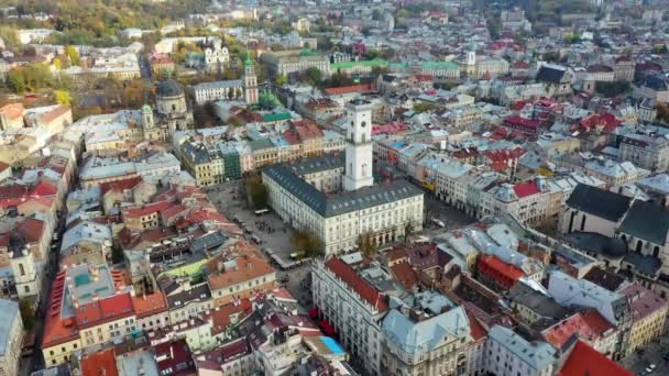 Drohnenvideo der Altstadt von Lwiw - Dächer und Straßen, Rathaus ratusha — Stockvideo