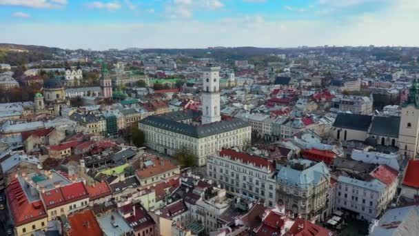 Vídeo aéreo de aviones no tripulados del centro de la ciudad vieja de Lviv - techos y calles, Ayuntamiento Ratusha — Vídeo de stock