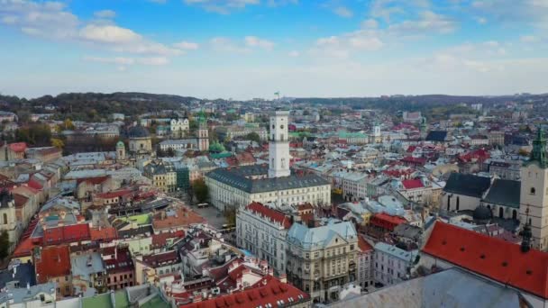 Vídeo aéreo de aviones no tripulados del centro de la ciudad vieja de Lviv - techos y calles, Ayuntamiento Ratusha — Vídeos de Stock