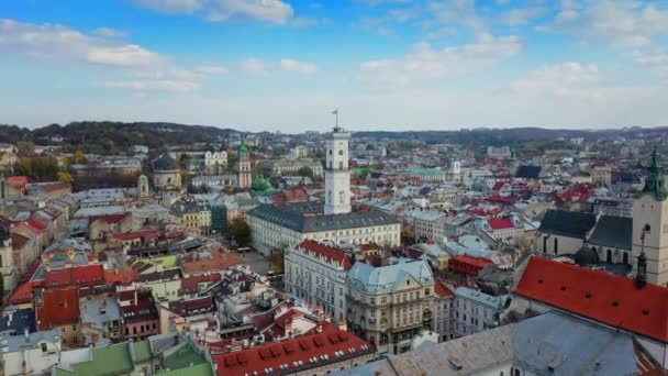 Drohnenvideo der Altstadt von Lwiw - Dächer und Straßen, Rathaus ratusha — Stockvideo