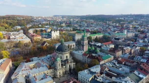 ウクライナの旧市街の中央部にあるドミニカ教会の空中ビデオ — ストック動画