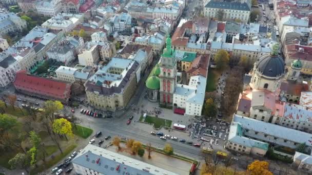 Luchtfoto van de kerk van Uspinska in het centrale deel van de oude stad Lviv, Oekraïne — Stockvideo