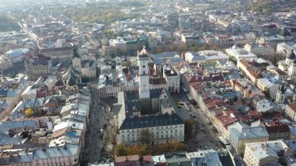 Luchtfoto drone video van het oude centrum van Lviv - daken en straten, stadhuis Ratusha — Stockvideo