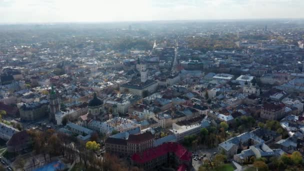 Vídeo aéreo de aviones no tripulados del centro de la ciudad vieja de Lviv - techos y calles, Ayuntamiento Ratusha — Vídeos de Stock