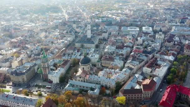 Luchtfoto van Dominicaanse Kerk in centraal deel van de oude stad Lviv, Oekraïne — Stockvideo