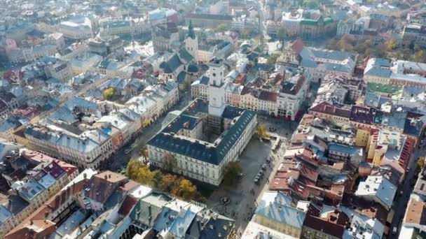 Luchtfoto drone video van het oude centrum van Lviv - daken en straten, stadhuis Ratusha — Stockvideo