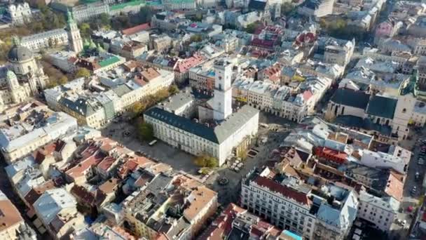 Vídeo aéreo de aviones no tripulados del centro de la ciudad vieja de Lviv - techos y calles, Ayuntamiento Ratusha — Vídeo de stock