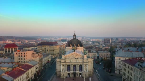 Vista aérea de la ópera de Lviv y el teatro de ballet en el centro de la ciudad vieja de Lviv. Ucrania, Europa — Vídeos de Stock