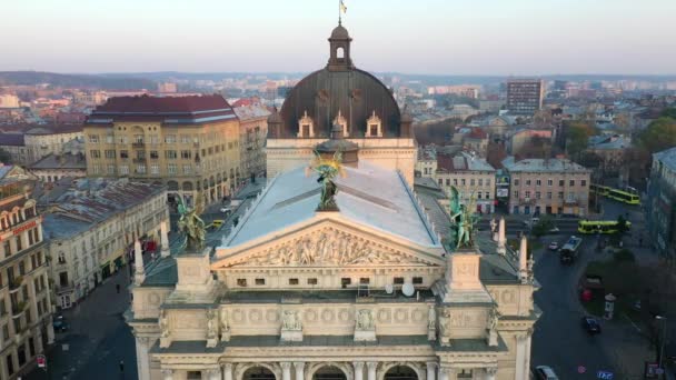 Lviv eski şehir merkezindeki Lviv opera ve bale tiyatrosunun havadan görünüşü. Ukrayna, Avrupa — Stok video