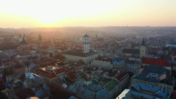 Luchtfoto drone video van het oude centrum van Lviv - daken en straten, stadhuis Ratusha — Stockvideo