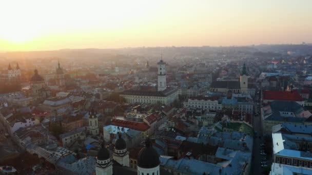 Vídeo aéreo de aviones no tripulados del centro de la ciudad vieja de Lviv - techos y calles, Ayuntamiento Ratusha — Vídeo de stock