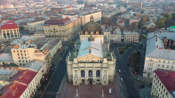 Vista aérea de la ópera de Lviv y el teatro de ballet en el centro de la ciudad vieja de Lviv. Ucrania, Europa — Vídeo de stock