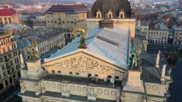 Luchtfoto van Lviv opera en balet theater in het oude centrum van Lviv. Oekraïne, Europa — Stockvideo
