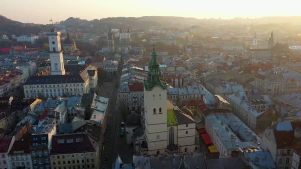 Vídeo aéreo de aviones no tripulados del centro de la ciudad vieja de Lviv - techos y calles, Ayuntamiento Ratusha — Vídeos de Stock