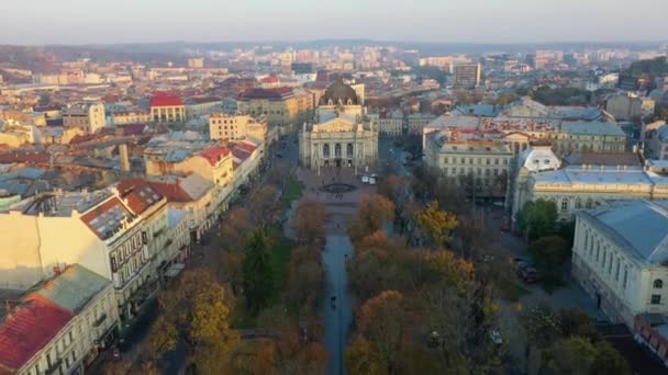 Vista aérea da ópera de Lviv e do teatro balé no centro da cidade velha de Lviv. Ucrânia, Europa — Vídeo de Stock