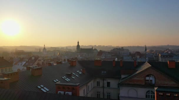 Flygdrönare video av Lviv Old City centrum - tak och gator, stadshus Ratusha — Stockvideo