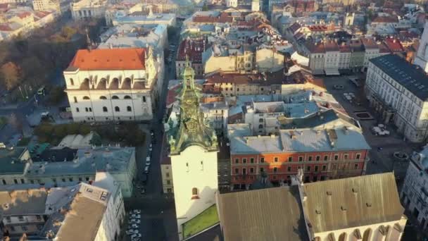 Wideo lotnicze kościoła św. Marii w centralnej części starego miasta Lwowa, Ukraina — Wideo stockowe