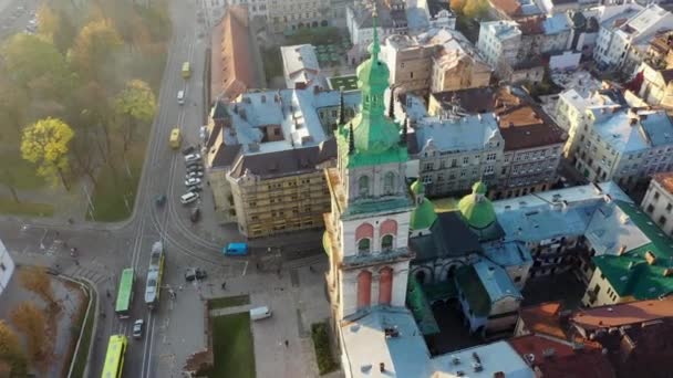 Vídeo aéreo de la iglesia de Santa María en la parte central de la ciudad vieja de Lviv, Ucrania — Vídeo de stock