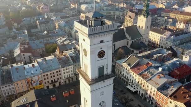 Vídeo aéreo de aviones no tripulados del centro de la ciudad vieja de Lviv - techos y calles, Ayuntamiento Ratusha — Vídeos de Stock