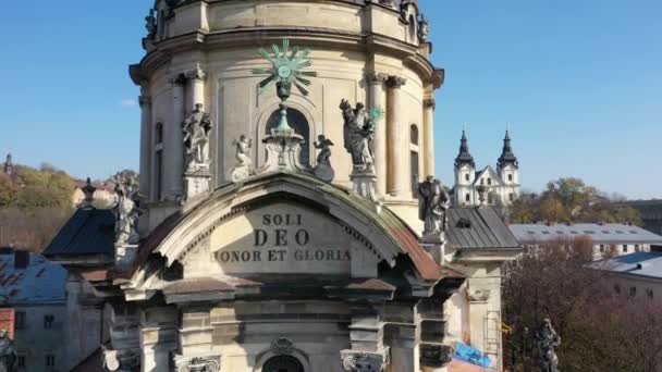 Vídeo aéreo de la Iglesia Dominicana en la parte central de la ciudad vieja de Lviv, Ucrania — Vídeo de stock