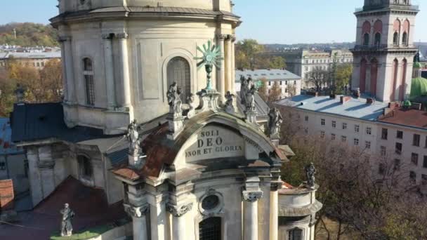 Vídeo aéreo de la Iglesia Dominicana en la parte central de la ciudad vieja de Lviv, Ucrania — Vídeo de stock