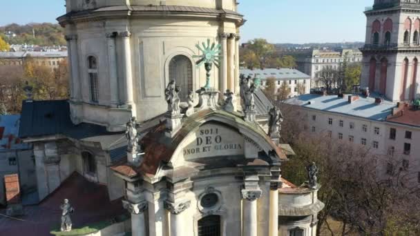 Flygfoto av Dominikanska kyrkan i centrala delen av gamla staden Lviv, Ukraina — Stockvideo