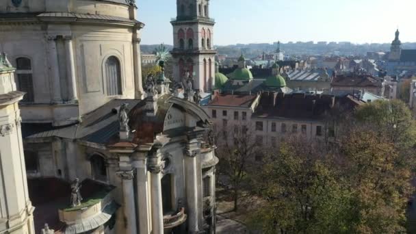 วิดีโอทางอากาศของโบสถ์โดมินิกันในส่วนกลางของเมืองเก่าของ Lviv, ยูเครน — วีดีโอสต็อก