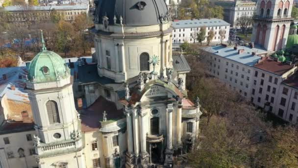 วิดีโอทางอากาศของโบสถ์โดมินิกันในส่วนกลางของเมืองเก่าของ Lviv, ยูเครน — วีดีโอสต็อก