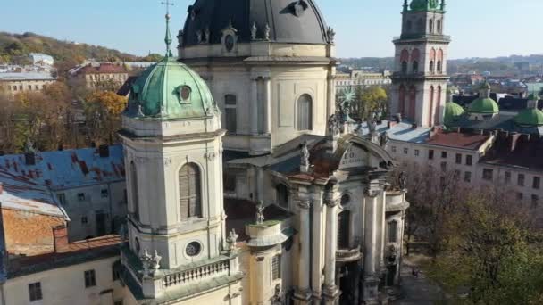 ウクライナの旧市街の中央部にあるドミニカ教会の空中ビデオ — ストック動画