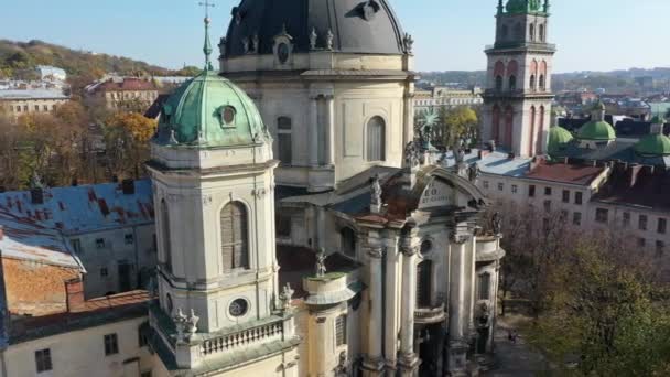 Luchtfoto van Dominicaanse Kerk in centraal deel van de oude stad Lviv, Oekraïne — Stockvideo