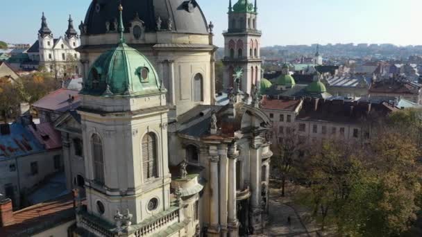 Luchtfoto van Dominicaanse Kerk in centraal deel van de oude stad Lviv, Oekraïne — Stockvideo